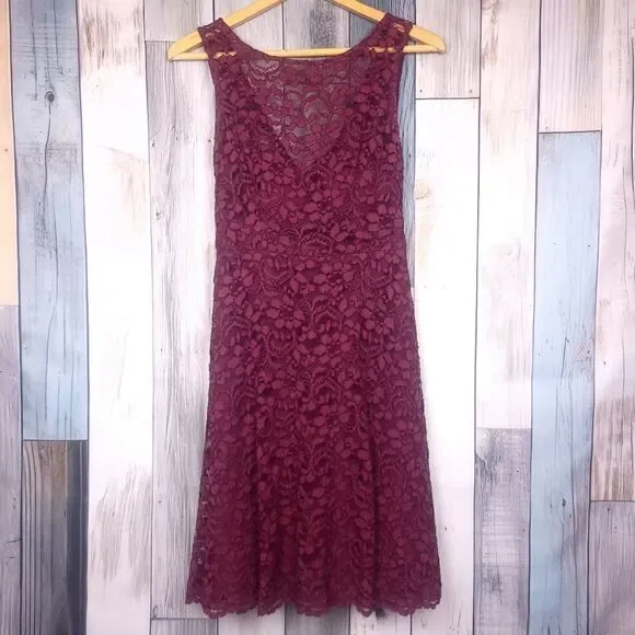 David's Bridal Burgundy Sleeveless Lace A-line Dress Bridesmaids Prom size 2 - Picture 3 of 10